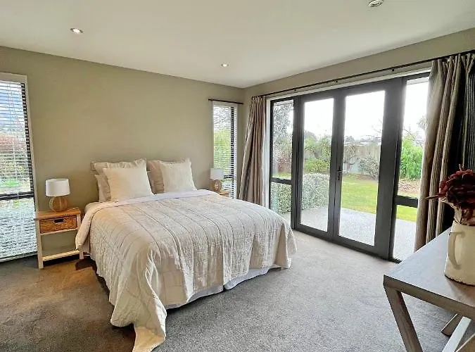 Wanaka Holiday Home 度假居 *